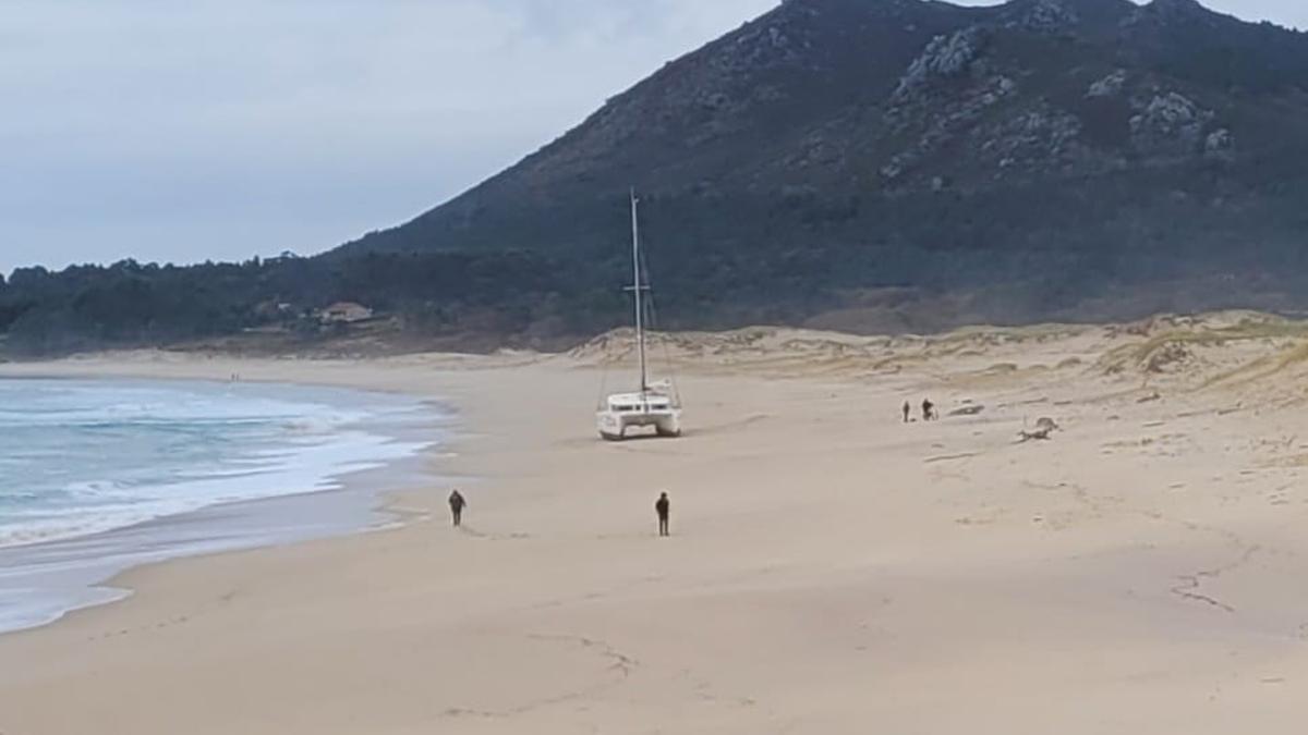 Imagen del catamarán ya en la arena.