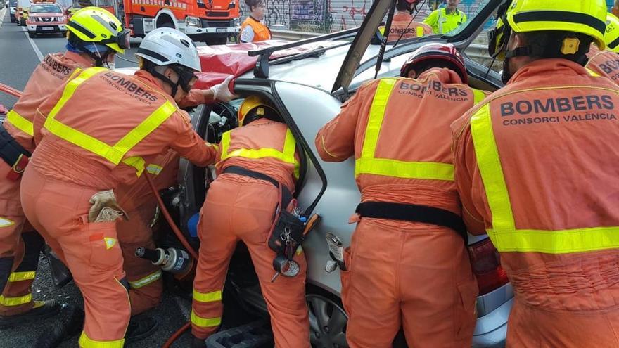 Los bomberos rescatan al hombre atrapado en el accidente de Novetlé.