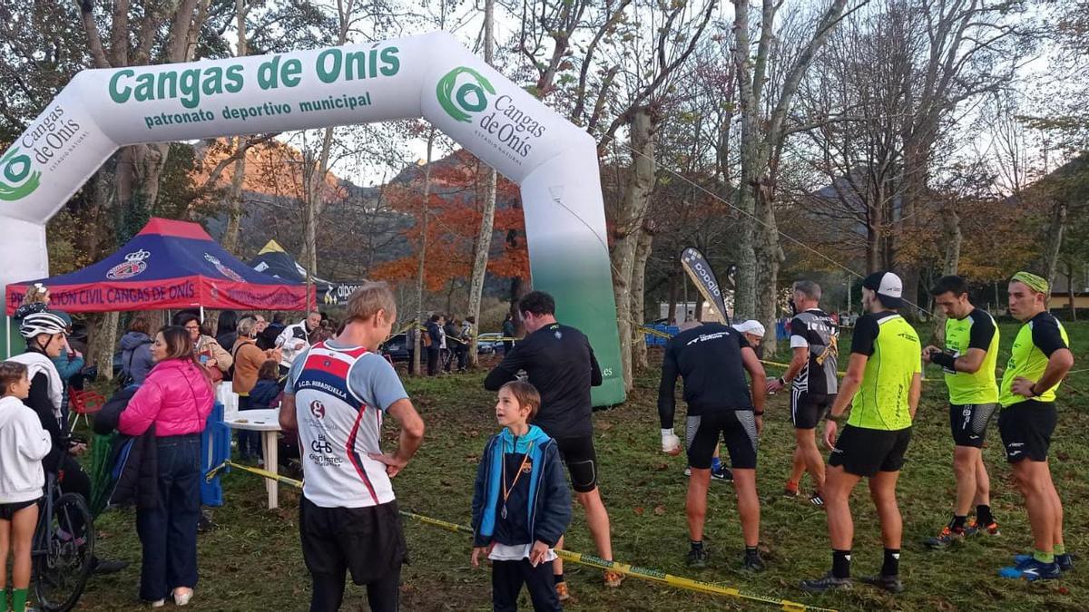 Participantes en la V Carrera Solidaria de Margolles de Cangas de Onís