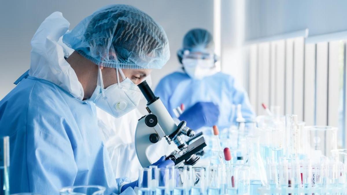 Dos investigadores en el laboratorio.