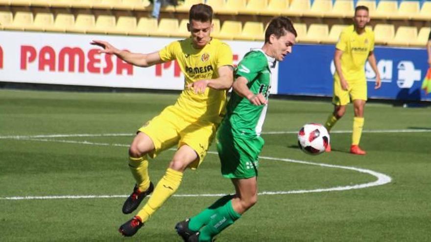 Chuca y Carles Esteve pelean por el esférico en el duelo de ayer.