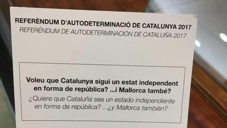 Cànoves, tras la barra inspeccionando que los votos se emitan sin problemas.