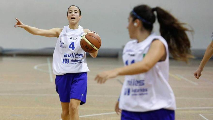 Andrea Malanda da instrucciones a sus compañeras durante un partido en el complejo deportivo Avilés.