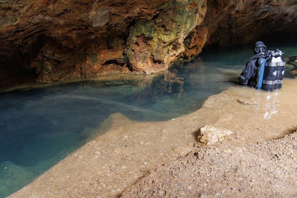 Buceadores en la Cueva del Agua, Isla Plana