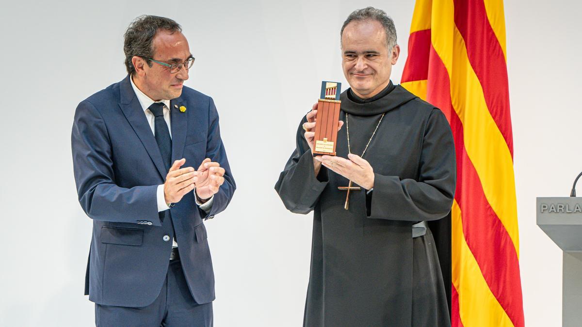 El padre Manel Gasch Hurios, en representación del monasterio de Montserrat, recoge de manos del president del Parlament, Josep Rull, la medalla de honor del Parlament