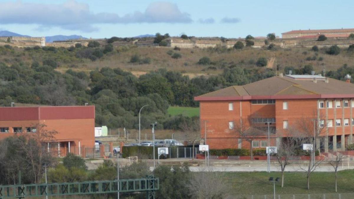 Els edificis de l’escola Josep Pous i Pagès, situats al sector nord-oest de Figueres.