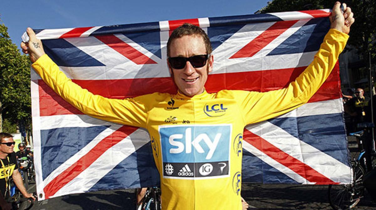 Wiggins, amb la bandera britànica als Camps Elisis, el 2012.