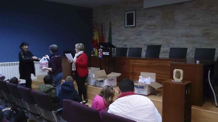 Entrega del material escolar a las familias de Villaralbo.