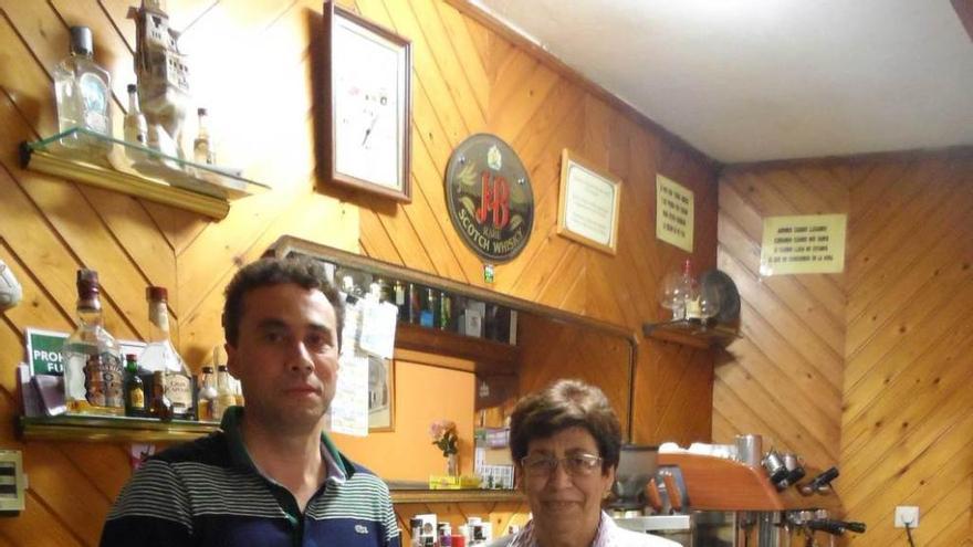 Manolo del Busto, en los alrededores de su casería, desde la cual puede ver todos los días la escombrera, situada al fondo, a la derecha, y cubierta de vegetación.