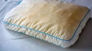 Este es el truco de una experta para blanquear las almohadas con manchas amarillas: quedarán como nuevas