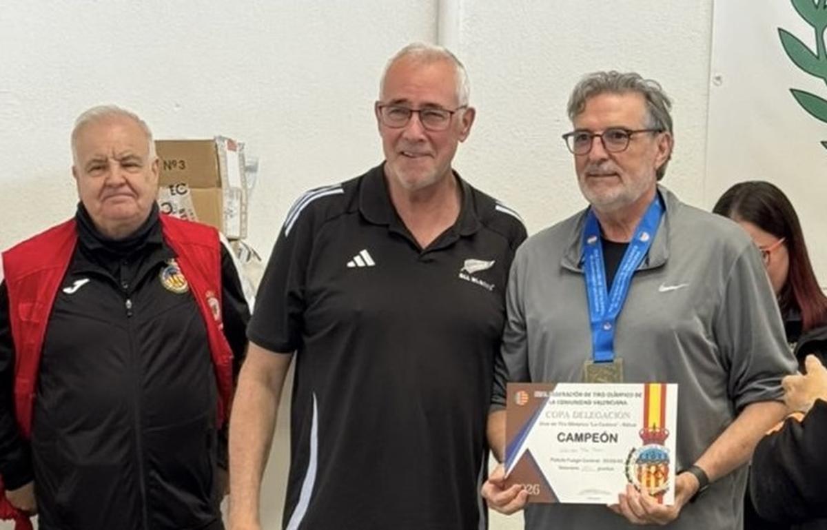El setabense Salvador Pla recoge uno de los trofeos de la competición.
