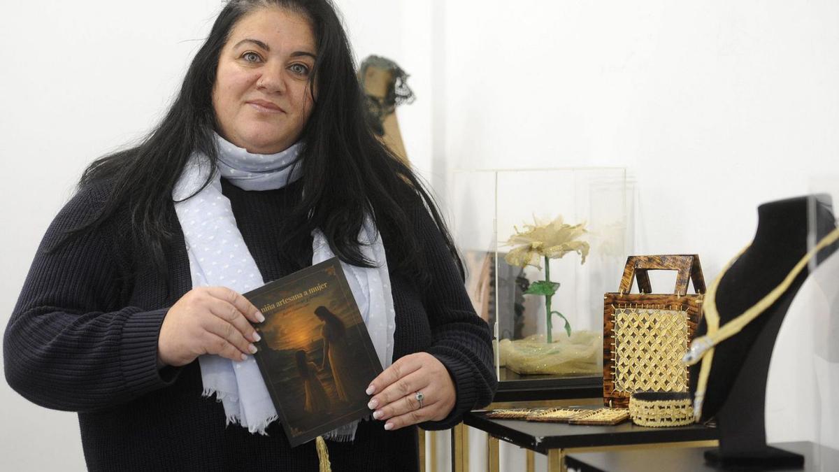 Campaña posa coa súa biografía no obradoiro da Estrada.