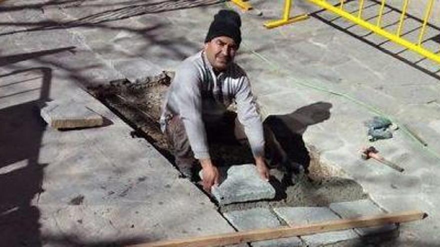 Tasques de reparació del paviment a la plaça Major de Sant Llorenç