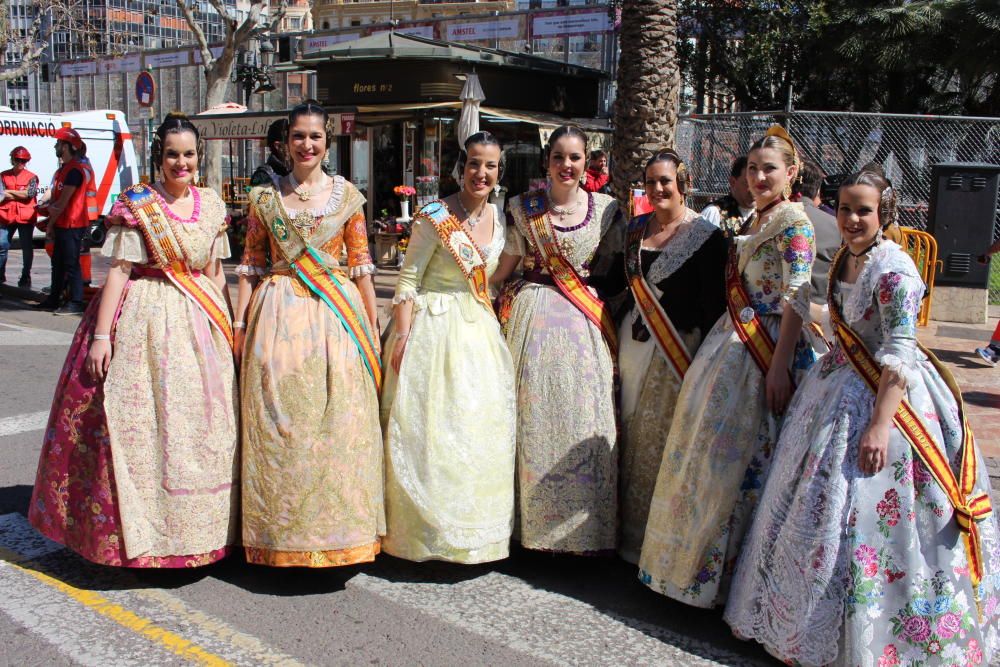 Recogida de premios de las comisiones falleras