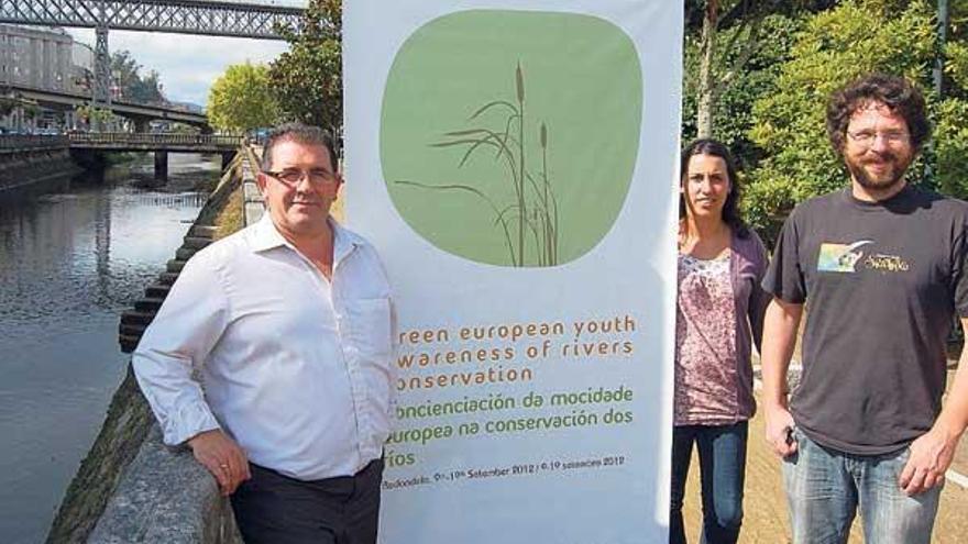 El edil de Medio Ambiente, Miguel Ángel Álvarez (i.), ayer, en la presentación del proyecto en Redondela junto a los responsables de la cooperativa Trespés, Paulo Jablonski y Tania Martínez.  // Faro