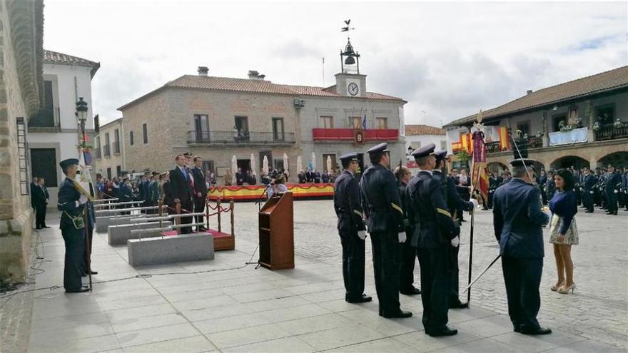 Hurtado exige disculpas por incluir una &quot;cruz de los caídos&quot; en un acto oficial