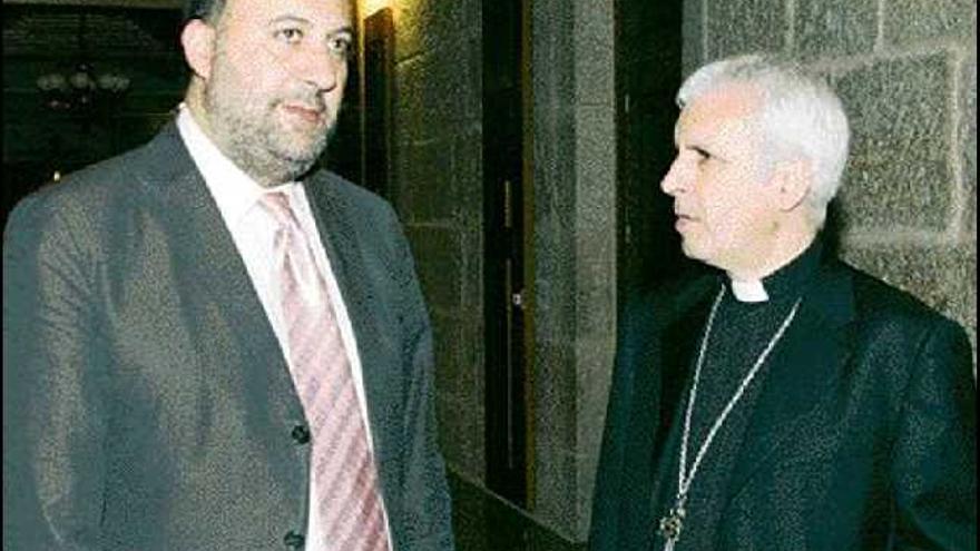 El teniente de alcalde y el obispo, durante la reunión que mantuvieron ambos en el palacio episcopal de Ourense a petición del edil nacionalista.  / jesús regal