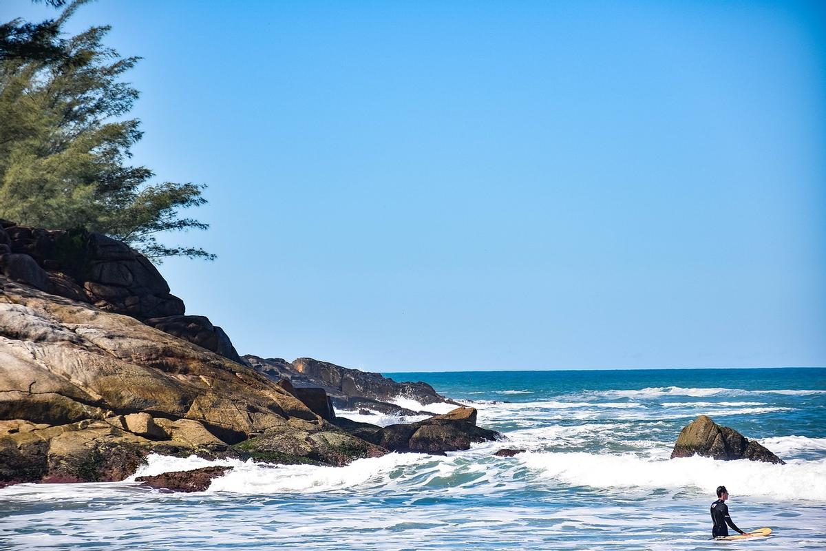 Hacer surf en una playa de Florianópolis es uno de los planes que no puedes perderte en tu visita a Brasil.