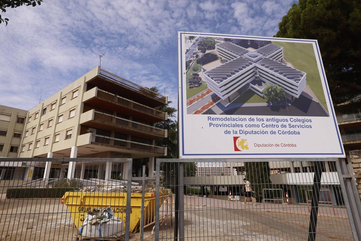 Cartel de la remodelación junto a los edificios de los colegios provinciales.