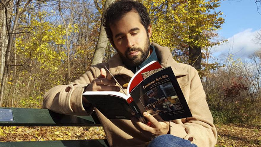 Mateo Sancho, uno de los dos autores de &#039;Ceremonias de lo falso&#039;, con el libro