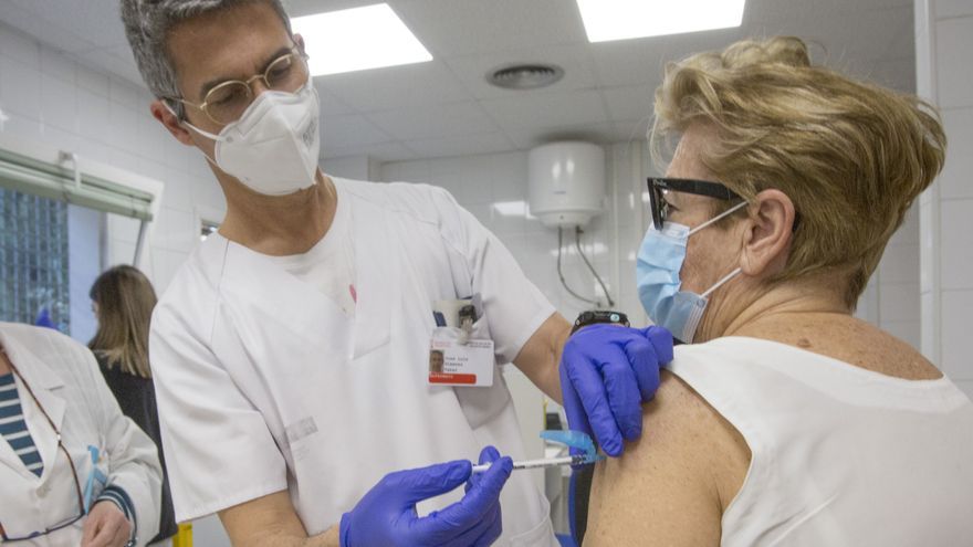 Sanidad recuerda a las personas vacunadas que deben mantener la mascarilla y la distancia