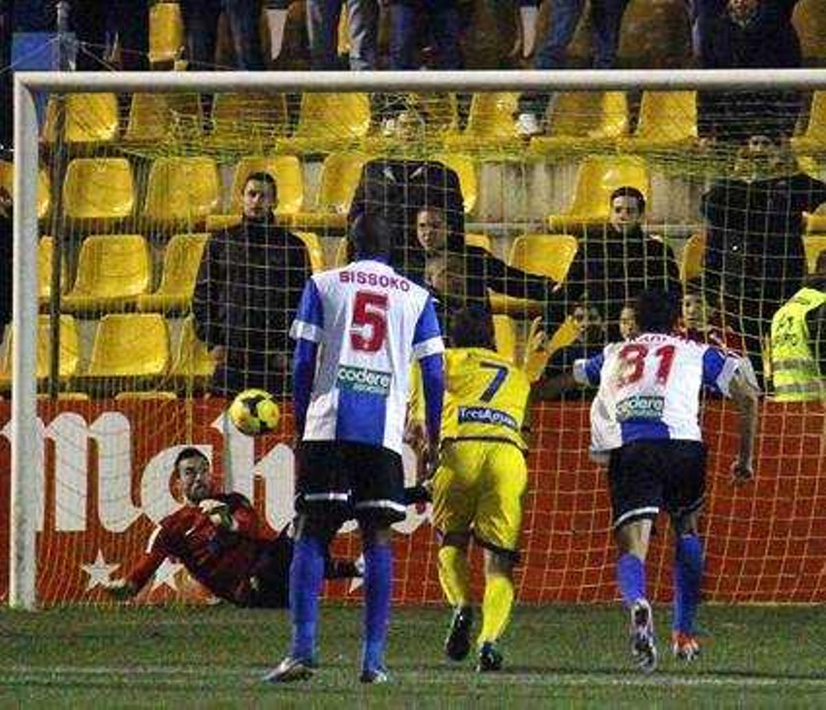 «San Falcón» vuelve a hacerse grande en los penaltis en su partido 100