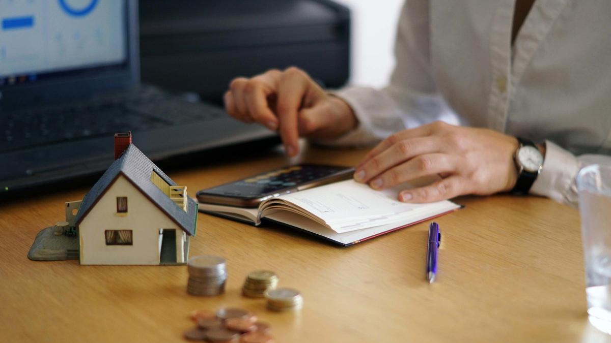 Solicitar la nota simple del Registro de Propiedad puede ser clave para detectar posibles cargas fiscales o deudas del vendedor en una compraventa