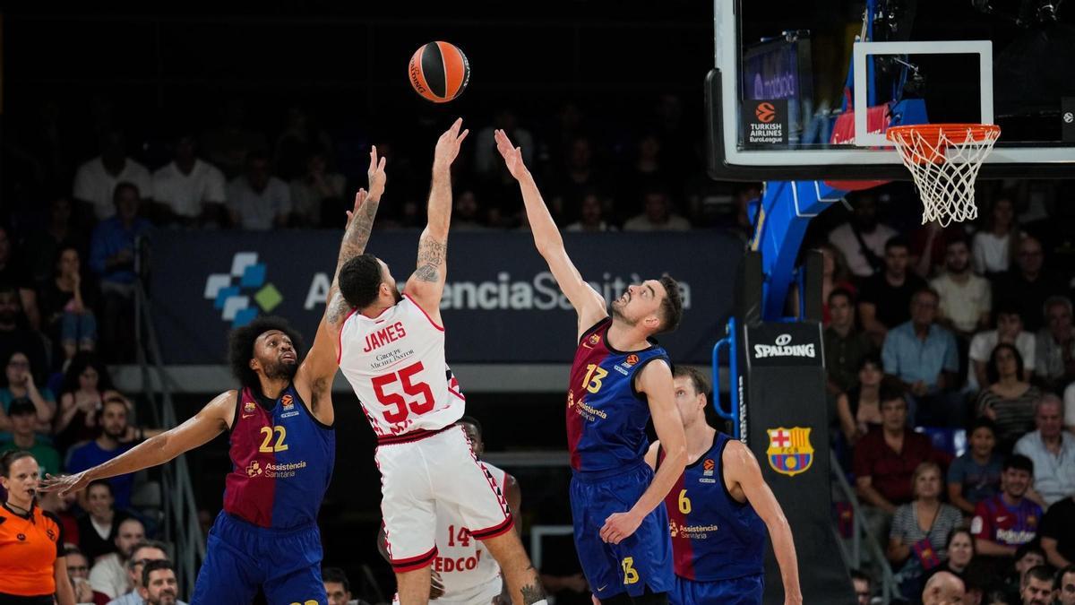 James lanza a canasta ante la oposición de Jabari Parker y Satoranski en el Barça-Mónaco de la Euroliga de baloncesto.