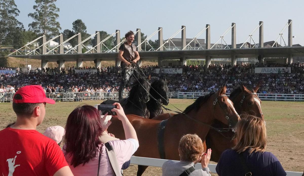Espectáculo ecuestre en el ring ferial.