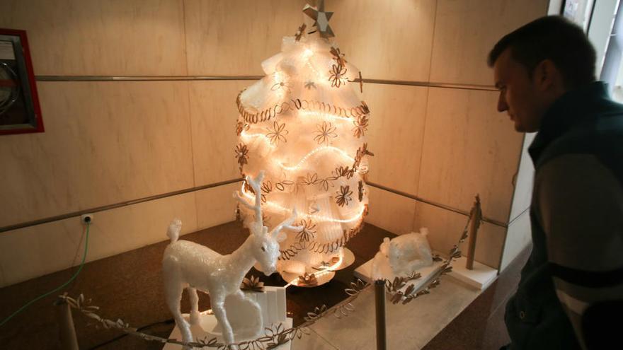 Adornos navideños realizados con material de desecho expuestos en el centro hospitalario.