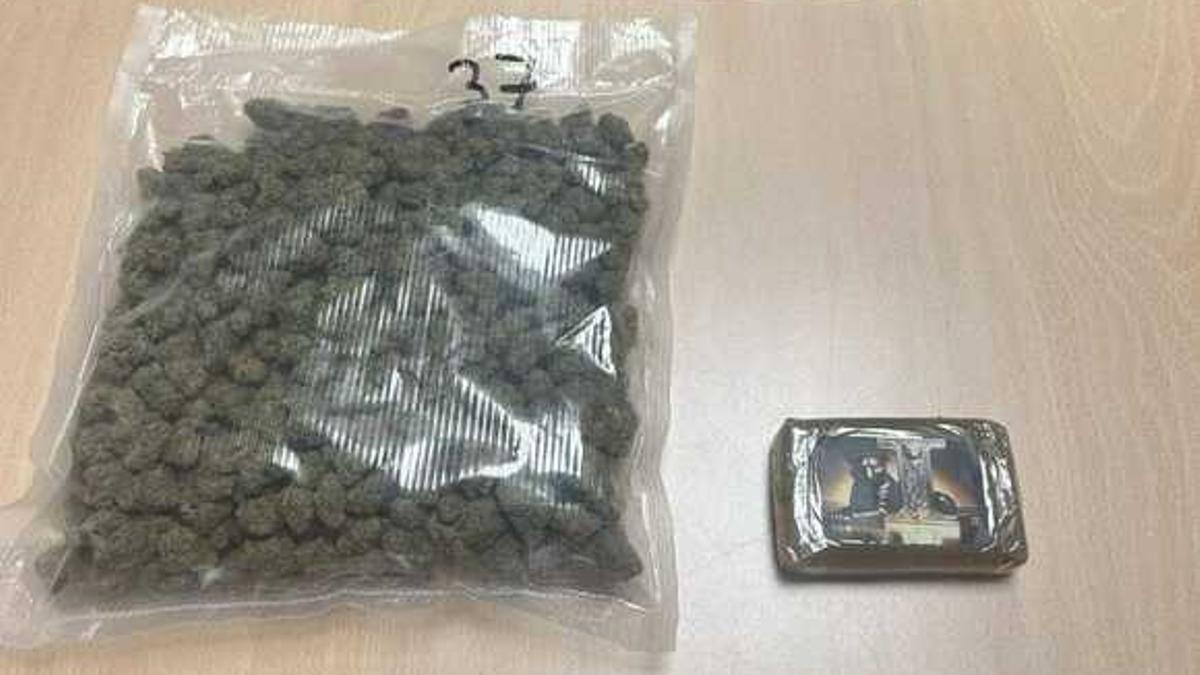 Los 250 gramos de marihuana y 100 de hachís que el detenido transportaba montado en un patienete eléctrico en Santa Coloma