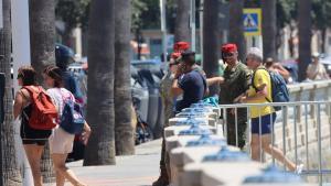 CEUTA, 02/08/2026.- Una calle de la ciudad de Ceuta este domingo con militares y ciudadanos tras la crisis migratoria