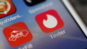 El pictograma de Tinder, en un teléfono móvil.