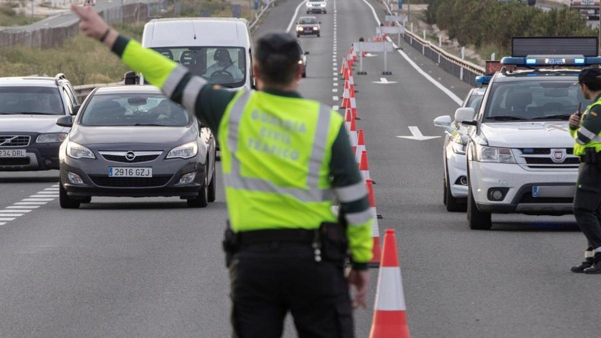 Los agentes vigilan los maleteros de los vehículos