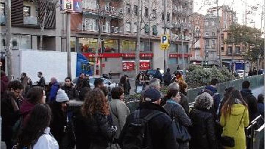 Un incendi en una estació fantasma altera el servei de totes les línies de Rodalies