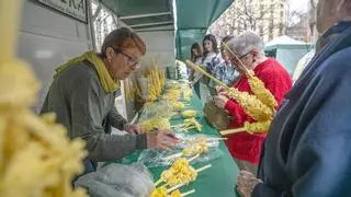 Las dos ferias de palmas y palmones para Ramos en Barcelona, un oasis pequeño pero auténtico