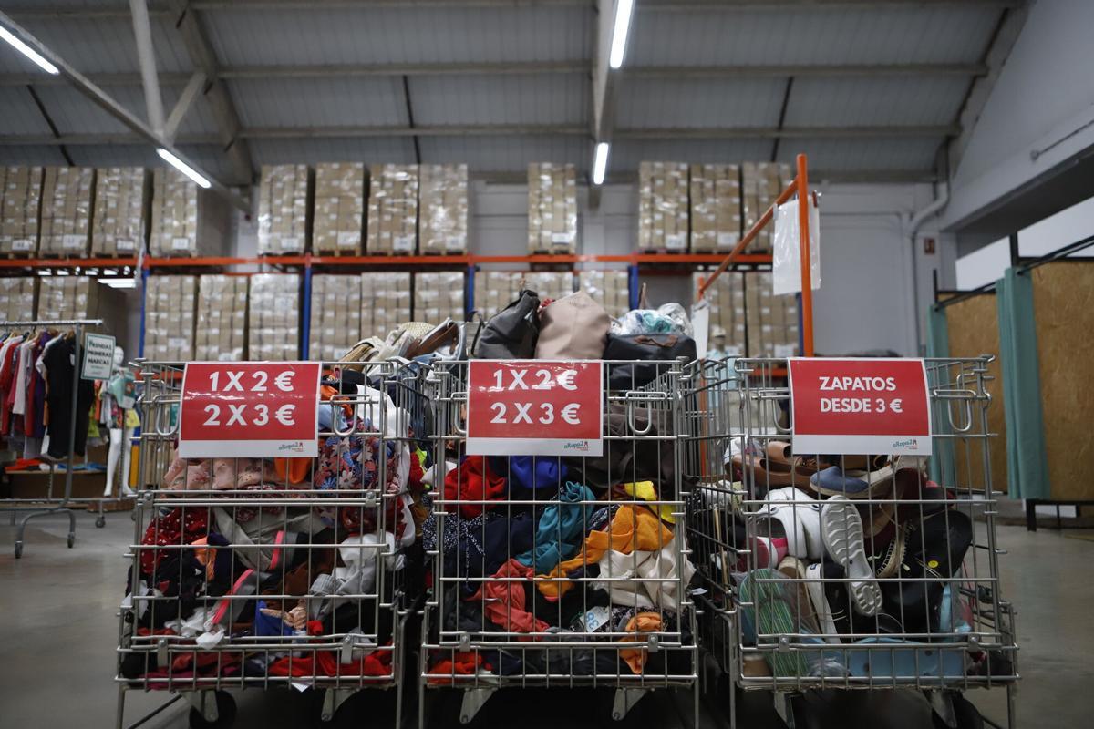 La 'tienda' de Zaragoza con más ropa de segunda mano comienza sus rebajas de verano: descuentos de hasta el 30%: “Nuestra misión es intentar salvar el planeta”