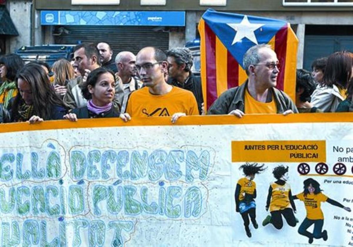 Participants en la concentració convocada pel MUCE davant la seu del PP de Barcelona, ahir. Participants en la concentració convocada pel MUCE davant la seu del PP de Barcelona, ahir.