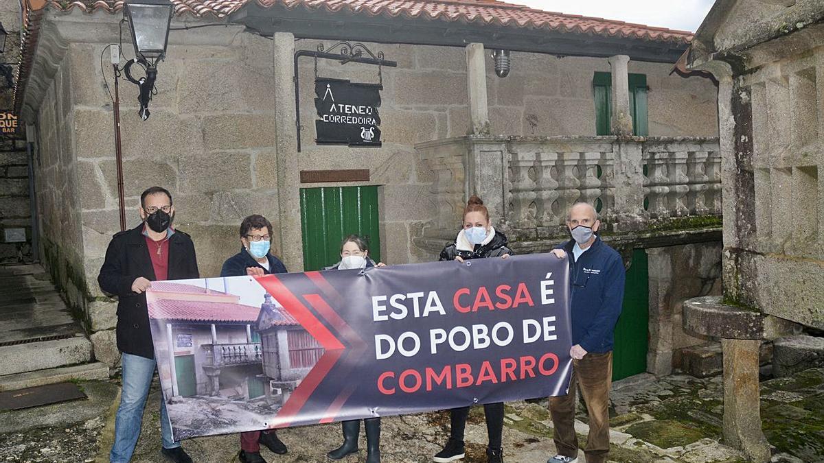 Representantes de A Solaina y Armadiña, junto a varios vecinos, ante el inmueble del Ateneo. |   // R. VÁZQUEZ