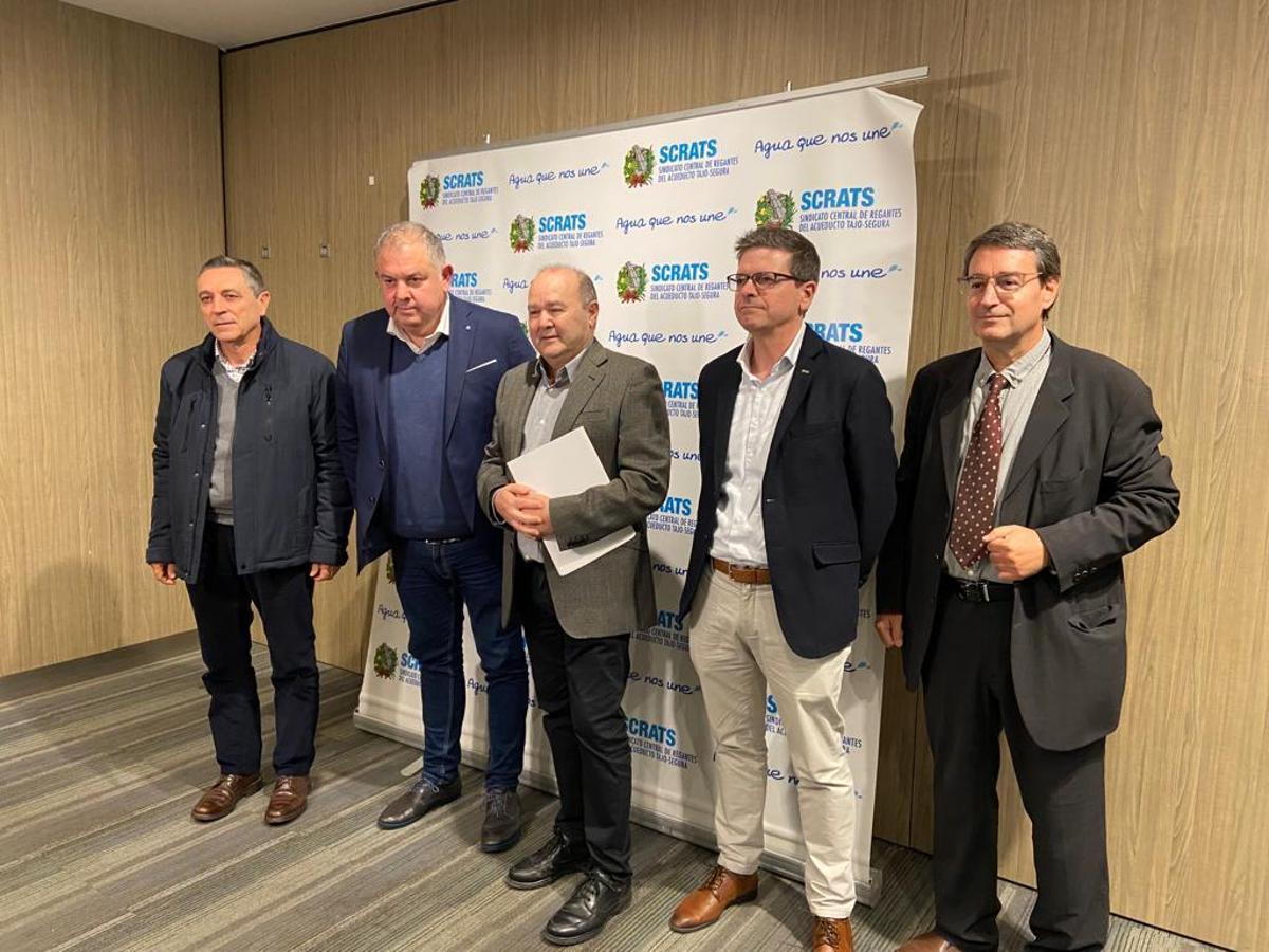 El presidente del Scrats, Lucas Jiménez, junto a los expertos en materia de agua.