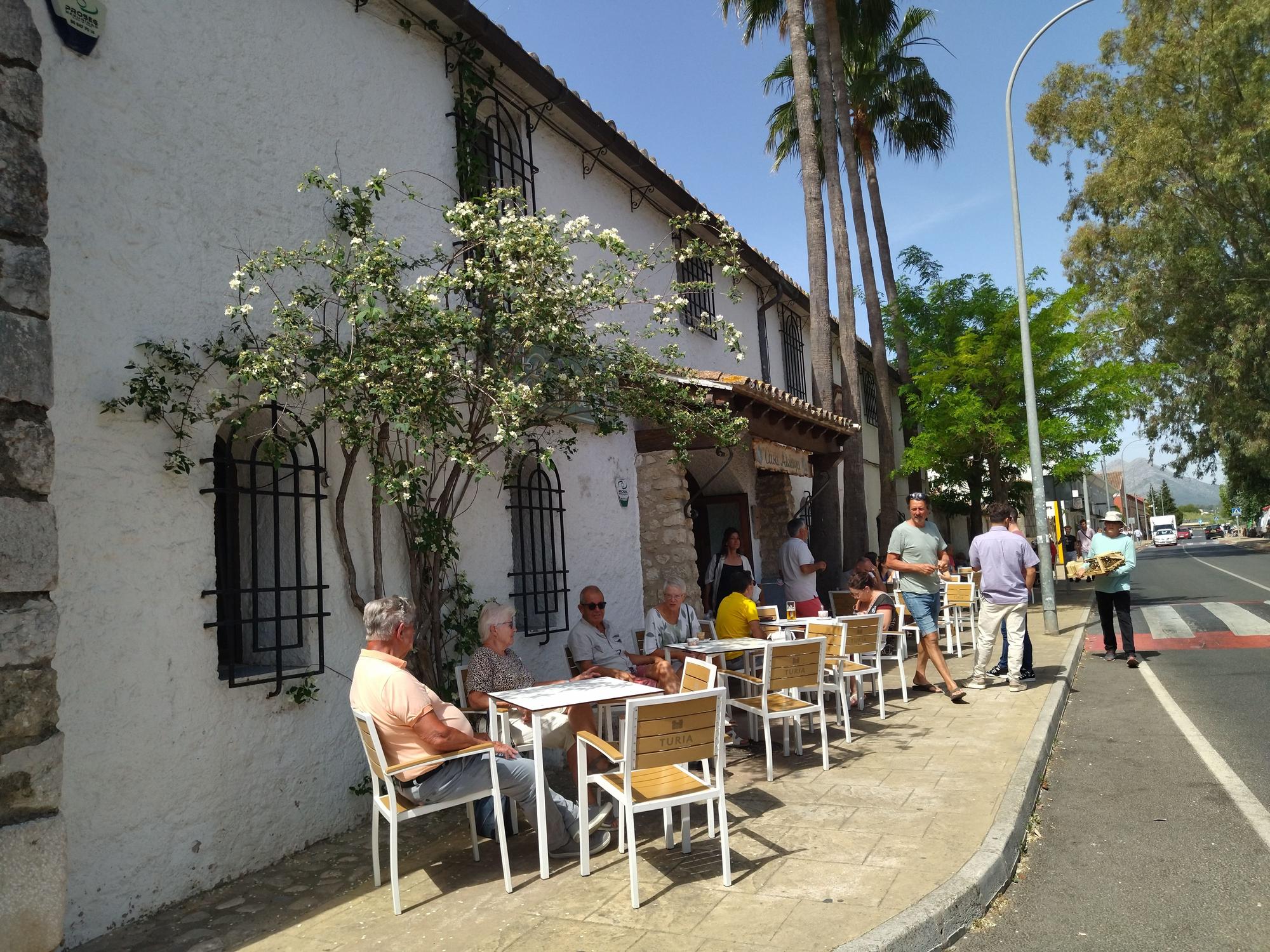 Kitsch y tradición: un paseo por el rastro de Xaló