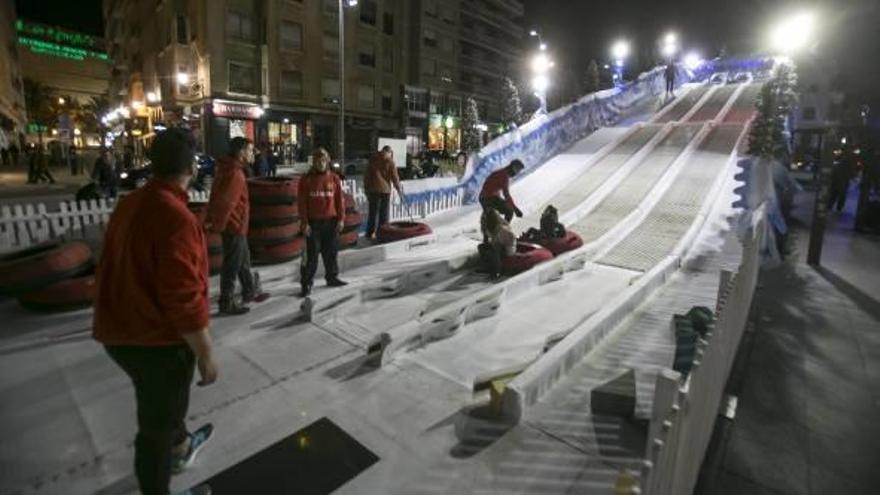 Tirarse en trineo en la plaza de La Montañeta es otro plan.