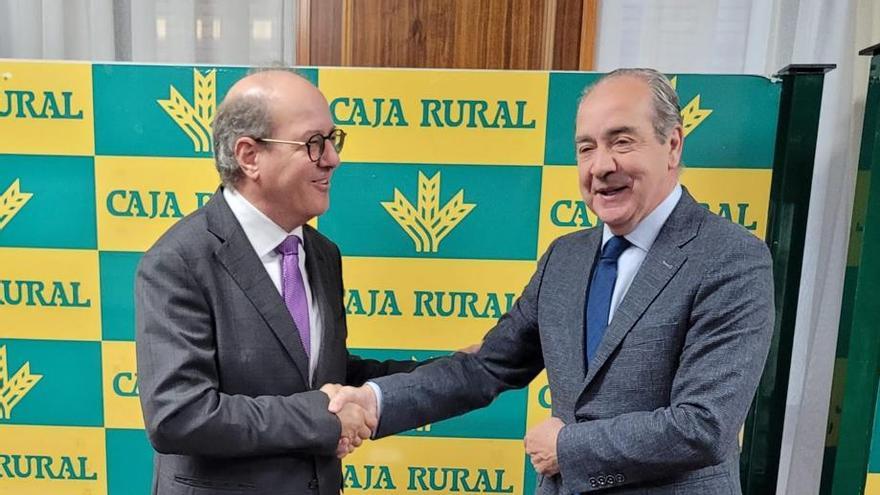 El Colegio de Veterinarios de Zamora renueva el convenio con Caja Rural. En la imagen, Victorio Lobo Carnero y Cipriano García Rodríguez.