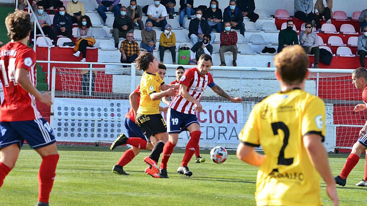 Una acción del choque entre el Alondras y la UD Ourense. |  // GONZALO NÚÑEZ