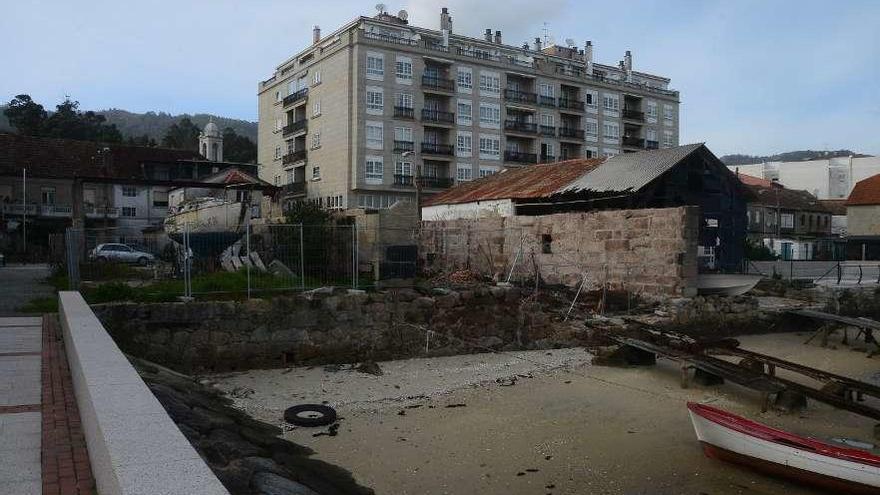 Las vallas impiden el acceso al astillero quemado y cortan la acera. // Gonzalo Núñez