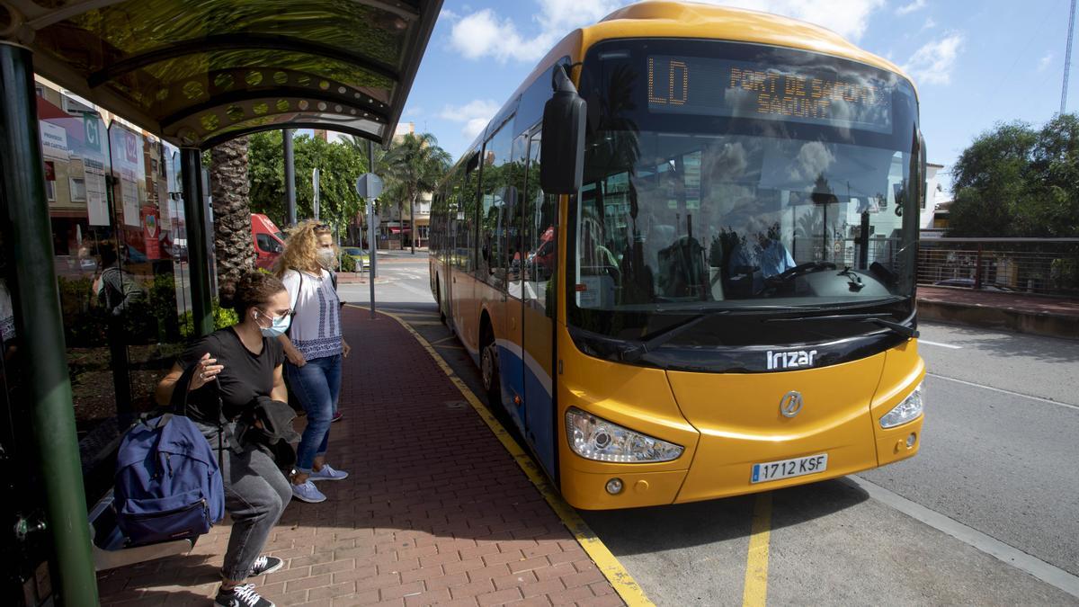 Autobús en la parada de la estación de Renfe de Sagunt.