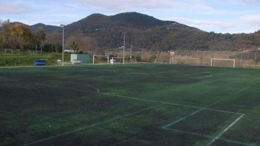 Instal·len gespa de segona mà en un camp de futbol d&#039;Olot i no funciona