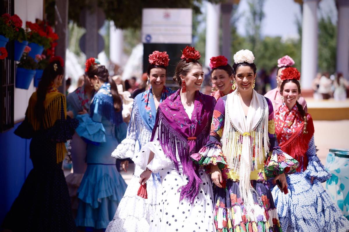 Cordobeses y turistas disfrutan en El Arenal de la primera jornada de día de la fiesta