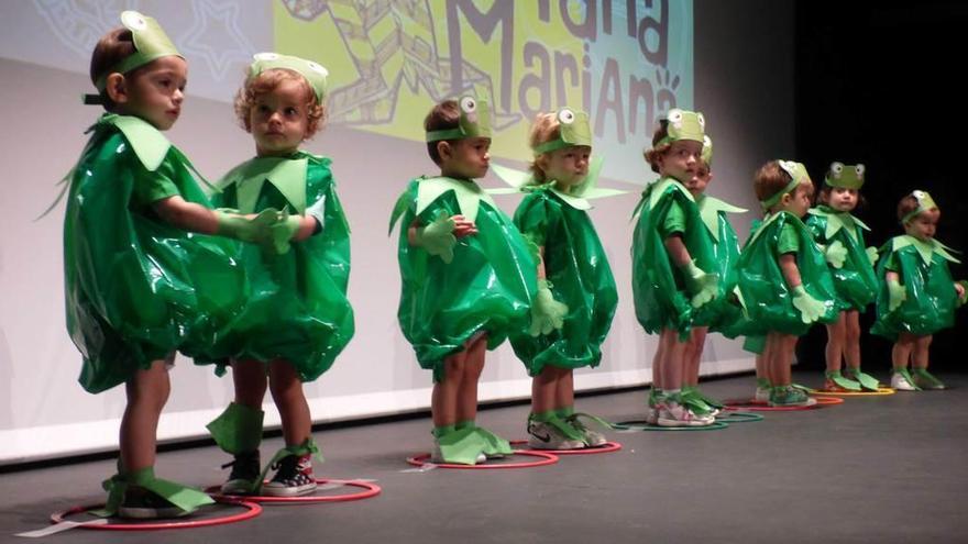 Los bebés de la escuela El Carmín despiden el curso con bailes en el auditorio poleso