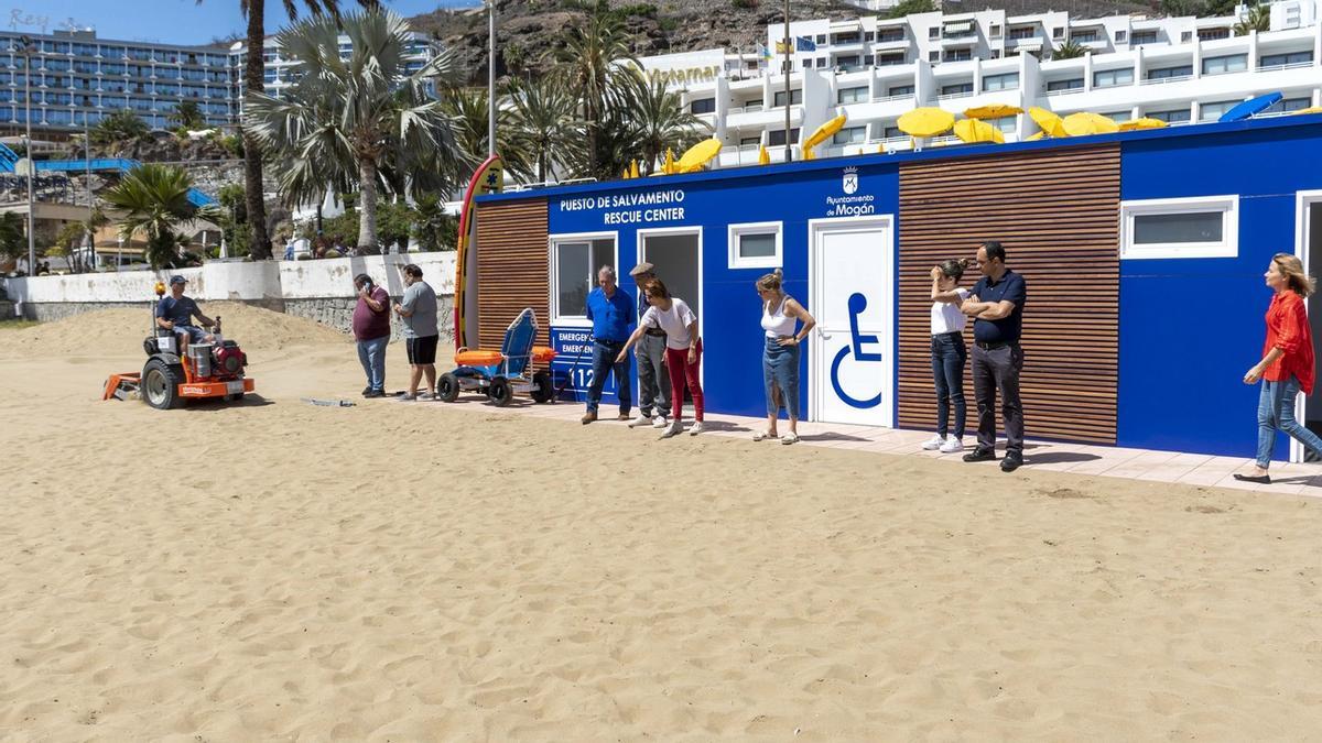 Imagen de los nuevos vestuarios instalados en la playa de Puerto Rico, en el municipio de Mogán.